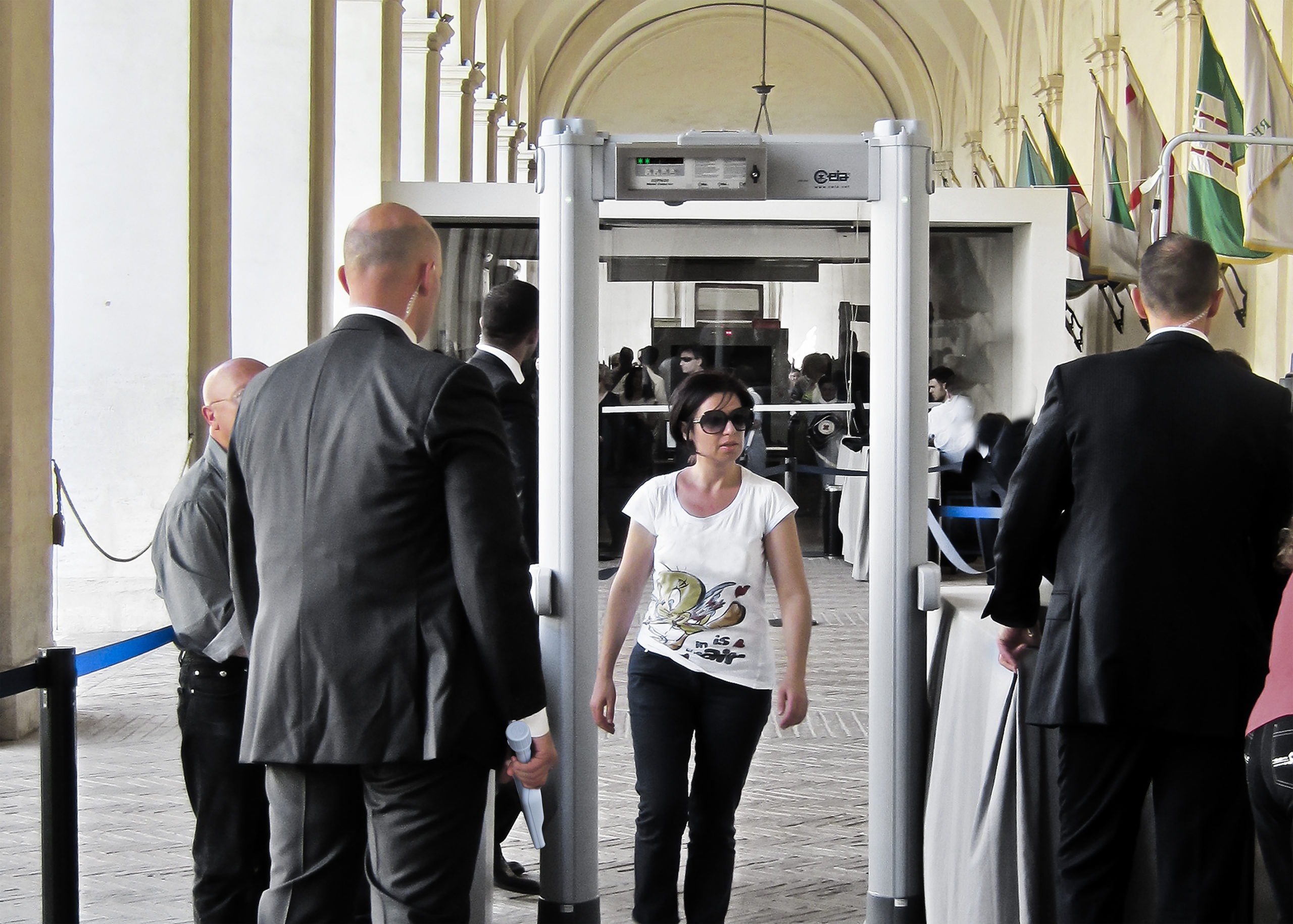 Portique CEIA à l’entrée d’une salle sous des arcades