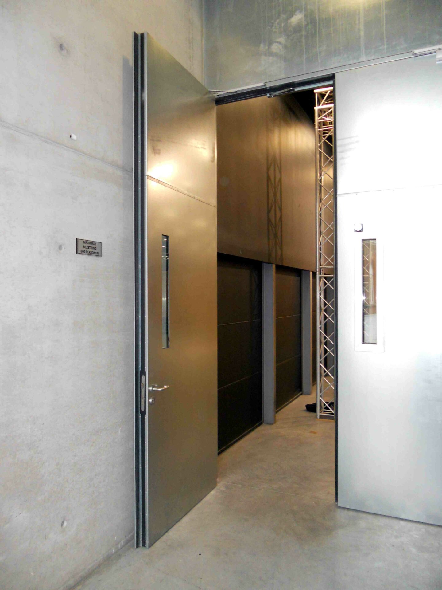 Porte en acier dans un bâtiment public