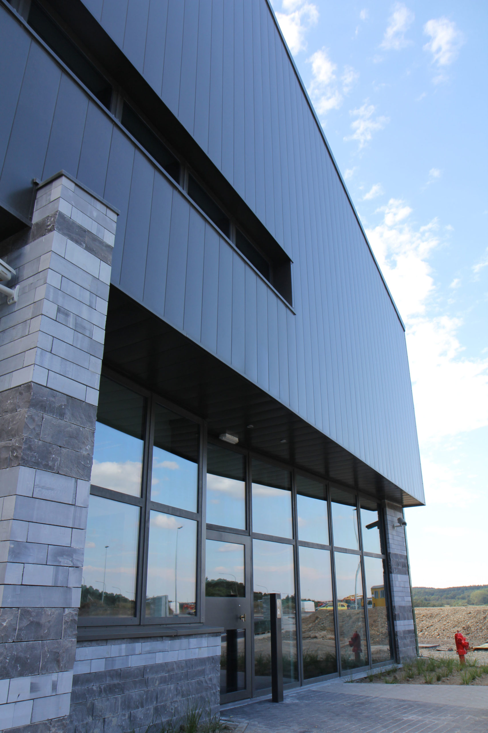 Façade vitrée d’un bâtiment sécurisé
