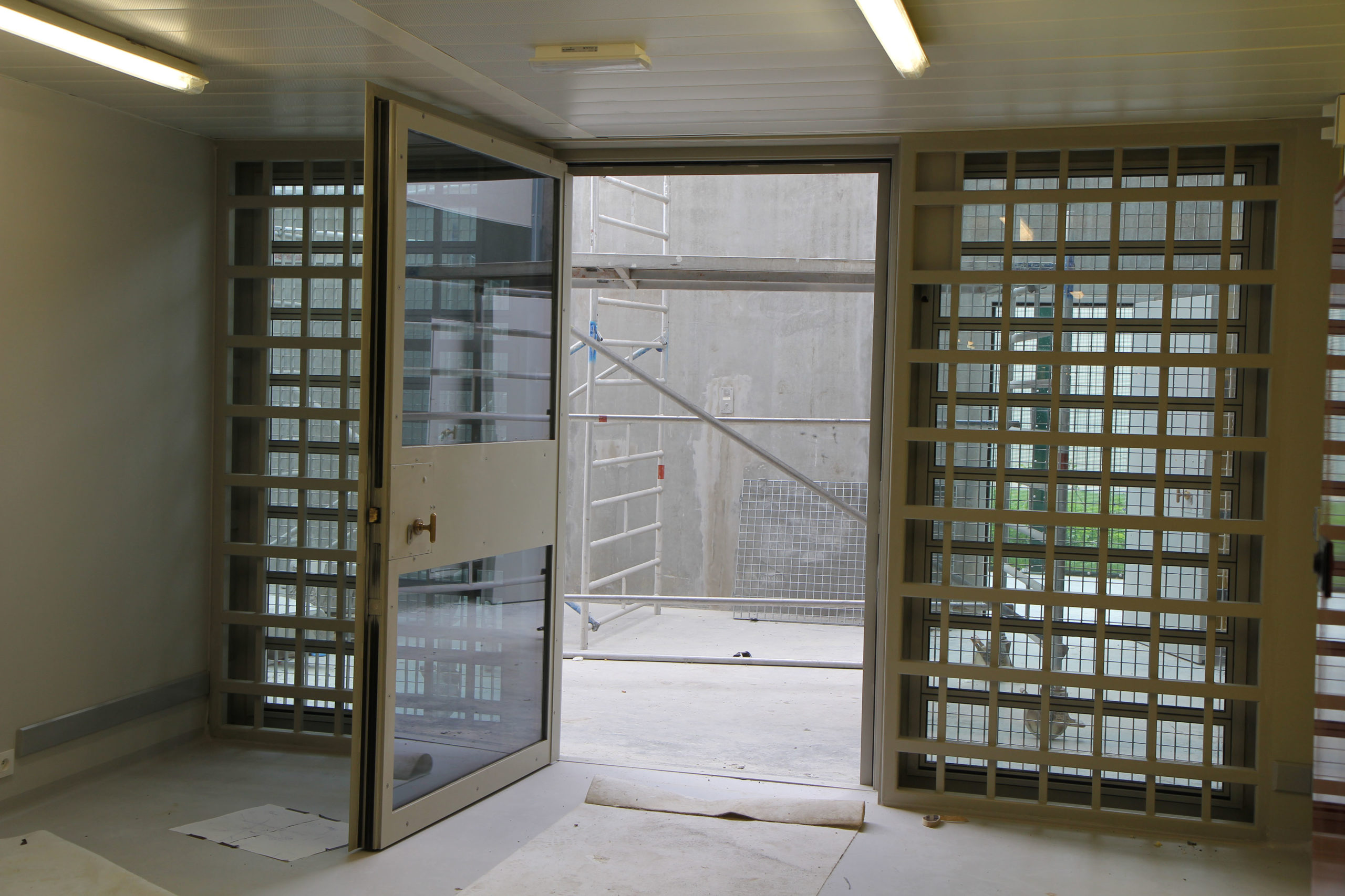 Portes à barreaux dans un établissement pénitentiaire