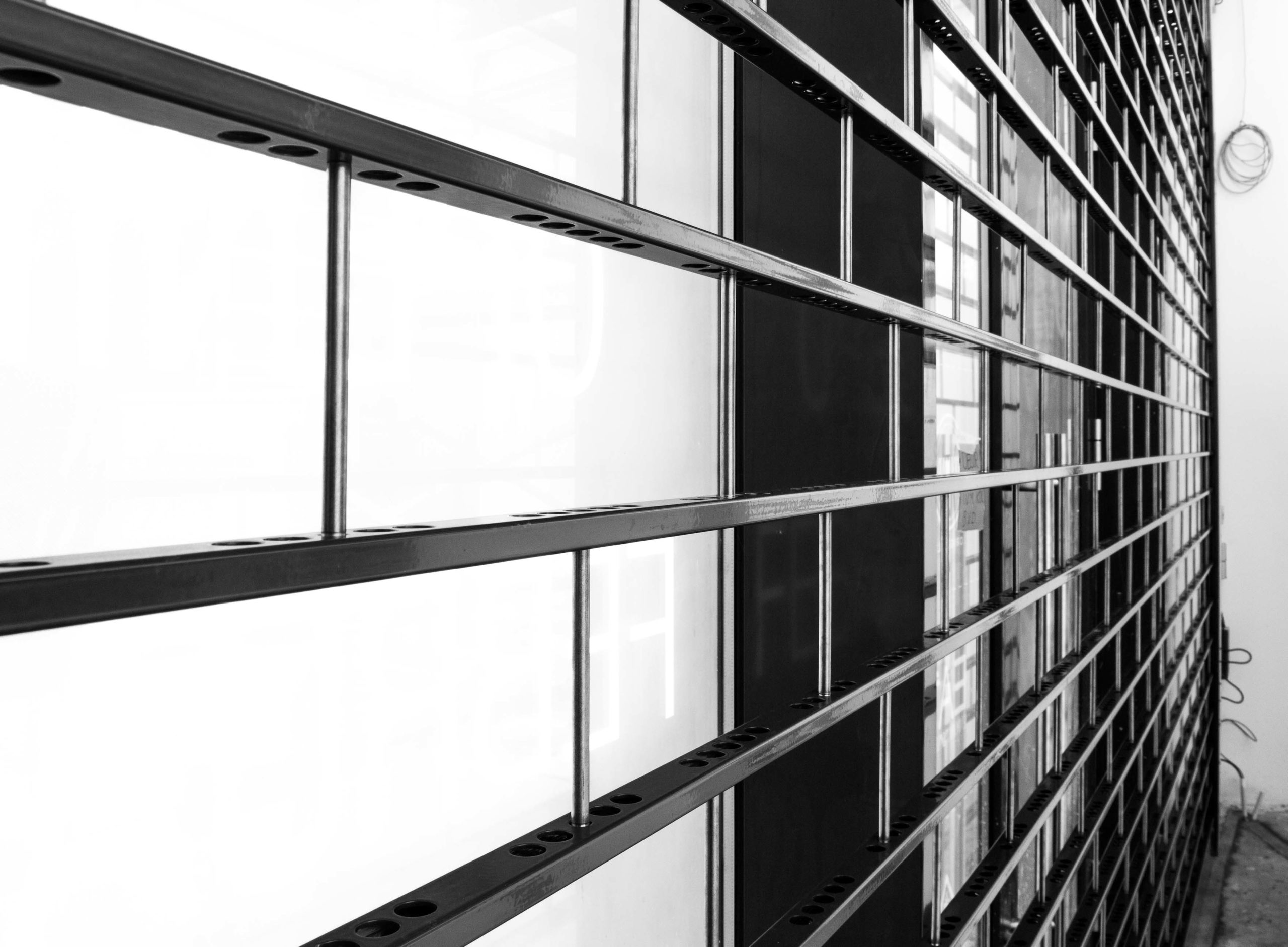 Détail d’une grille métallique en noir et blanc