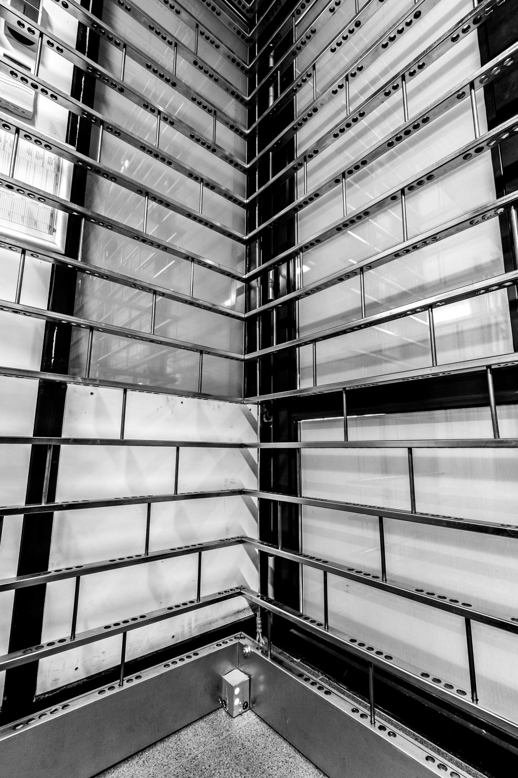 Détail d’une grille métallique en noir et blanc
