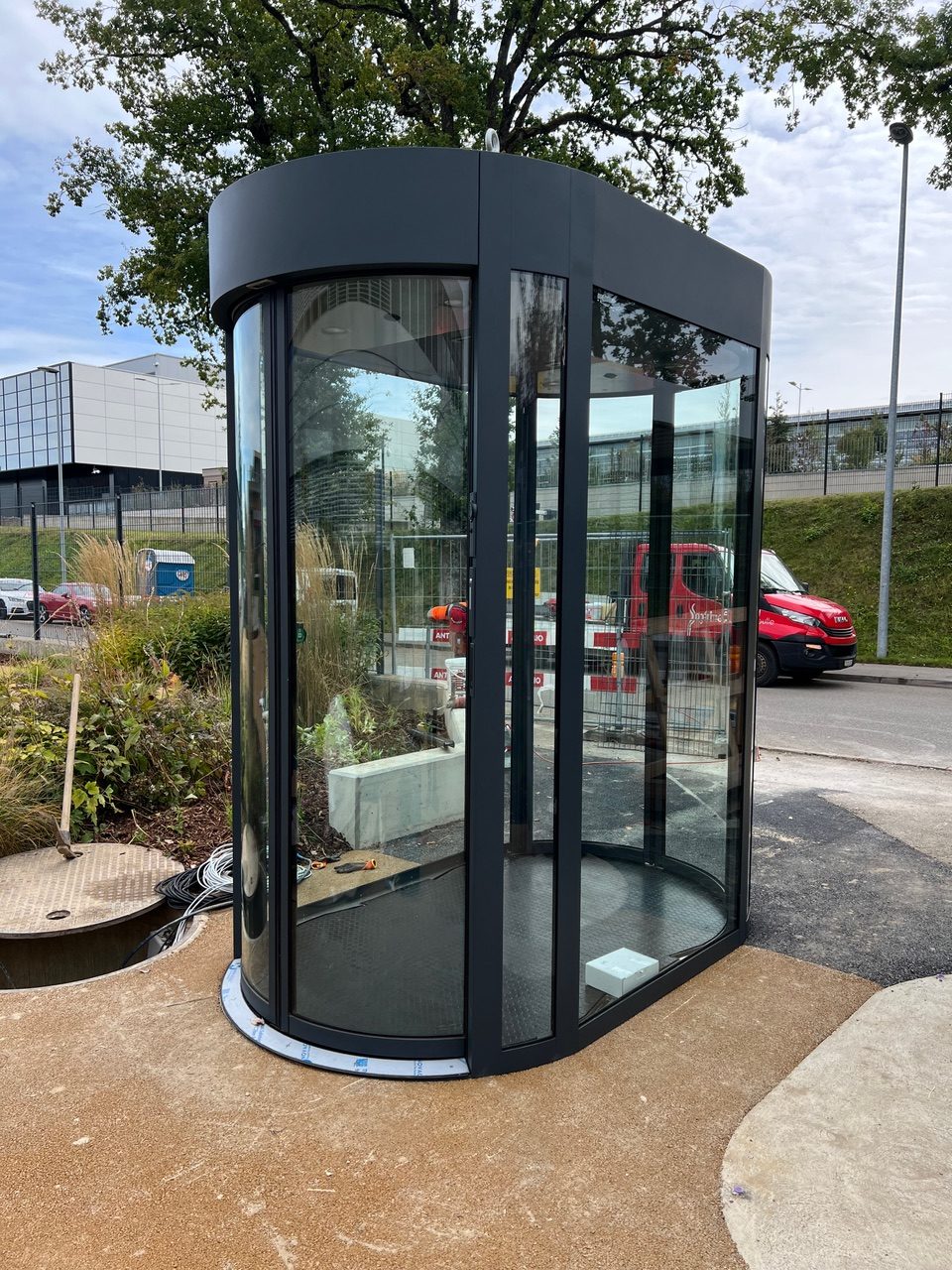Porte tournante vitrée installée en extérieur