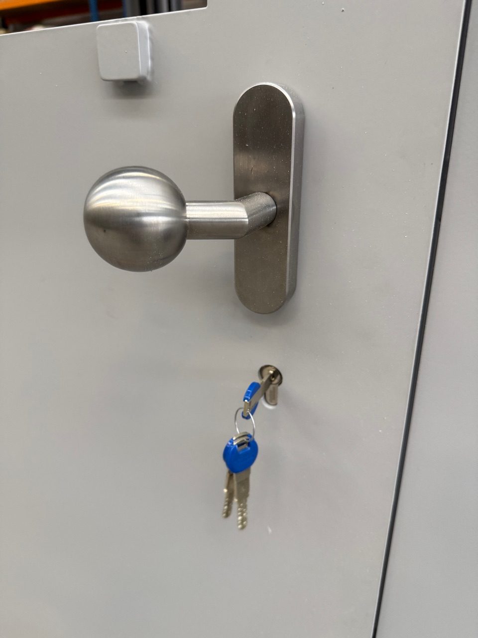 Poignée et clés d’une porte de sécurité